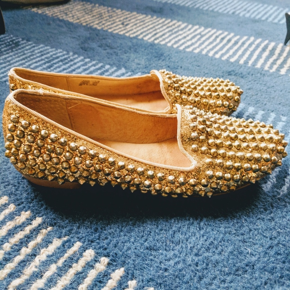 Steve Madden fancy gold studded loafers